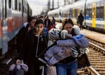 Rússia abre rota em 5 cidades da Ucrânia: civis começam a sair