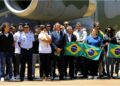 Bolsonaro recebe repatriados da invasão russa à Ucrânia que apoia