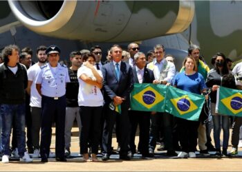 Bolsonaro recebe repatriados da invasão russa à Ucrânia que apoia