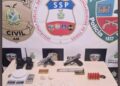 Dupla fortemente armada é flagrada com drogas em fundo falso de casa em Manaus