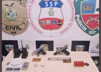 Dupla fortemente armada é flagrada com drogas em fundo falso de casa em Manaus
