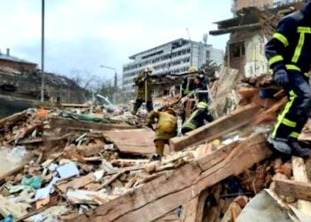 Rússia avança, cerca Kiev e três cidades sofrem ataques pela 1ª vez