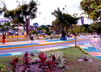 PRAÇA EXPEDITO MONTEIRO, ENTRE AS AVENIDAS DJALMA BATISTA E DARCY VARGAS, É ENTREGUE REVITALIZADA