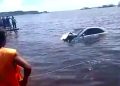Suspeitos de roubar carro caem no Rio Negro após perseguição policial