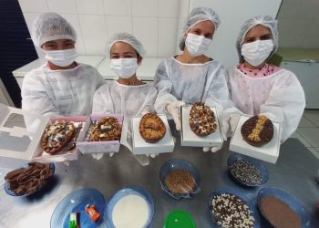 Fabricação de Ovos de Páscoa Artesanais na cozinha comunitária Valparaíso