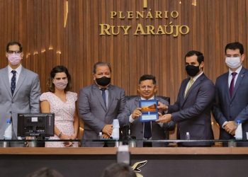 Defensoria celebra 32 anos de existência e recebe homenagem da Aleam