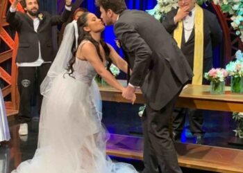 Vaza foto de Danilo Gentili beijando Maraisa vestida de noiva
