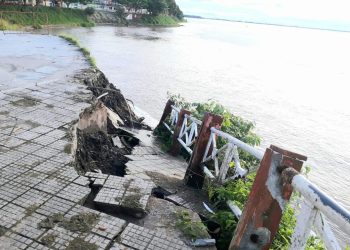 Forte chuva deixa ruas e casas alagadas em Parintins
