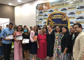 Professora da rede estadual recebe prêmio ‘Professor Inovador 2021’ com projeto autoral