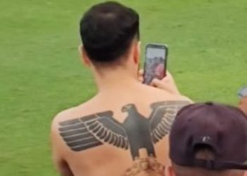 Torcedor é flagrado com tatuagem nazista em jogo da Série D; clube repudia