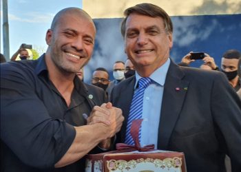 Bolsonaro perdoa penas impostas pelo STF ao deputado Daniel Silveira