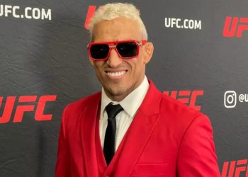 UFC 274: Após vitória épica, Charles do Bronx revela: “O mais difícil foi ouvir meu pai chorar