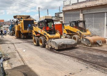 O prefeito de Manaus em exercício, Wallace Oliveira, vice-presidente da Câmara fiscalizam o trabalho do programa “Asfalta