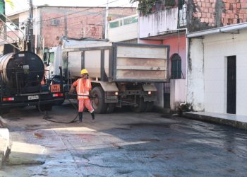 Moradores das zonas leste e oeste comemoram chegada do Asfalta Manaus