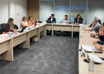 PGE-AM faz mediação para cumprimento de decisão judicial para retirada de flutuantes do Tarumã-Açu