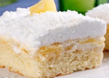 Bolo de abacaxi com maria-mole