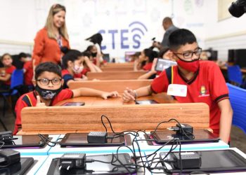 O prefeito de Manaus, David Almeida, realizou, nesta sexta-feira, 3, a entrega de 833 tablets