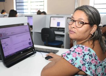 A gente só consegue ter algo melhor com estudo”, diz candidata ao realizar exame supletivo gratuito do Governo do Estado