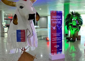 Amazonastur promove exposição ‘Embarque na magia de Parintins’ no aeroporto de Manaus