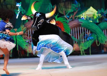 Caprichoso abre segunda noite do Festival de Parintins exaltando lutas de povos amazônidas