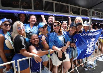 Galeras levam animação da fila até as arquibancadas do Bumbódromo