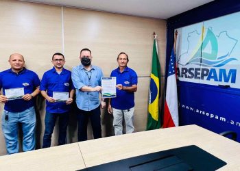 Arsepam entrega certificados de autorização para a empresa de ônibus TransCastanho