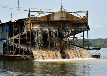 Dragas de garimpo ilegal voltam a se estabelecer no Rio Madeira no Amazonas