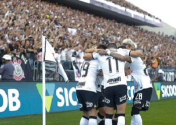 Corinthians bate o Flamengo por 1 a 0 com gol contra de Rodinei