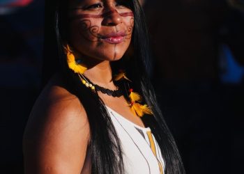 Espetáculo “Torü Wiyaegü” da cantora Djuena Tikuna celebra sons ancestrais no Teatro Amazonas