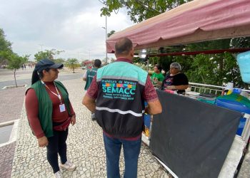 Prefeitura de Manaus realiza ação de ordenamento de ambulantes na Ponta Negra