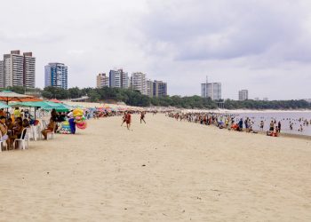 Após exercer cidadania, eleitores buscam praia da Ponta Negra para relaxar no segundo turno