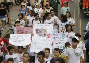 Estudantes da rede estadual participam de caminhada de conscientização e combate ao racismo