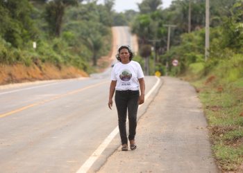 ‘É o sonho de todo agricultor’, diz produtora rural beneficiada com pavimentação de ramal no Careiro Castanho