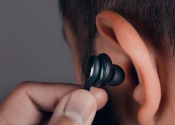 Especialista alerta para riscos de doenças do ouvido durante as férias de fim de ano