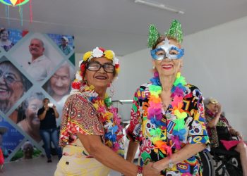 Idosos da Fundação Doutor Thomas entram na folia com bloquinho de carnaval