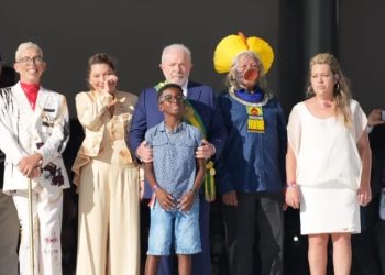 Saiba quem são os representantes do povo brasileiro que entregaram a faixa para Lula