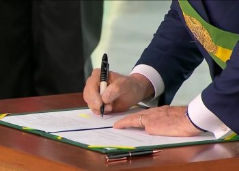 Lula sanciona lei que equipara o crime de injúria racial ao de racismo7