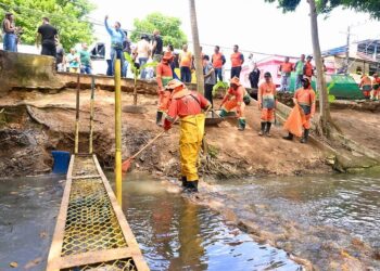 Prefeito vistoria projeto-piloto de limpeza dos igarapés implementado na zona Leste