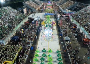 Carnaval na Floresta: Público prestigia os desfiles das escolas de samba do Grupo Especial na festa que movimenta a economia do estado