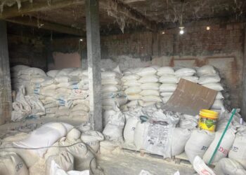 Visa Manaus apreende 25 toneladas de farinha de trigo falsificada em depósito na zona Leste da cidade