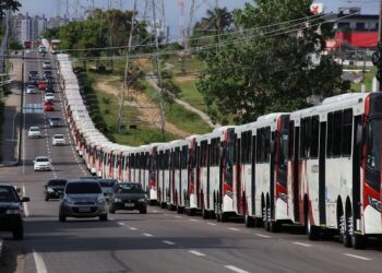 Prefeito entrega 50 novos ônibus, ampliando para 367 a renovação da frota do transporte público em Manaus