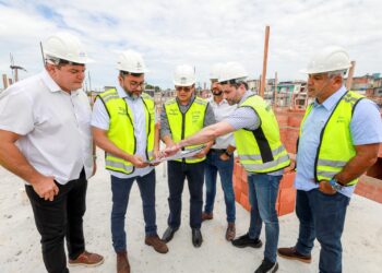 Wilson Lima vistoria obra do novo residencial do Prosamin+ e destaca trabalho por moradia digna