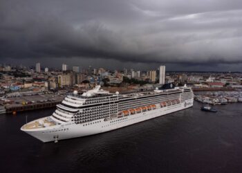 MSC Poesia chega em Manaus com 3 mil turistas