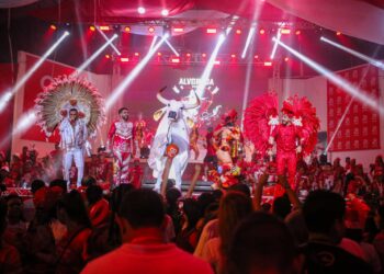 Alvorada do Garantido reúne multidão de torcedores pelas ruas de Parintins