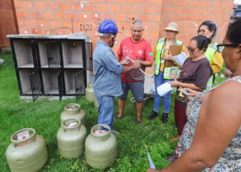 Governo do Estado entrega kits de gás a moradores do Residencial São Raimundo