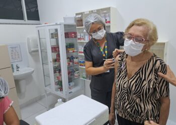 Nova vacina monovalente contra Covid-19 está disponível nos postos da prefeitura