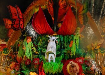 Festival de Parintins 2024: Garantido encerra a primeira noite e encanta a galera vermelha e branca no Bumbódromo