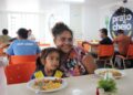 Auxílio Estadual e Prato Cheio garantem autonomia e segurança alimentar de mães e filhos no Amazonas