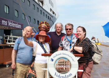 Temporada de cruzeiros: MS Volendam atraca no Porto de Manaus com mais de 2 mil turistas