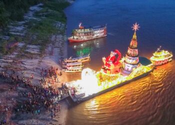 Prefeitura de Manaus inicia ‘Natal nas Águas’ com entrega de cestas e brindes a comunidades ribeirinhas